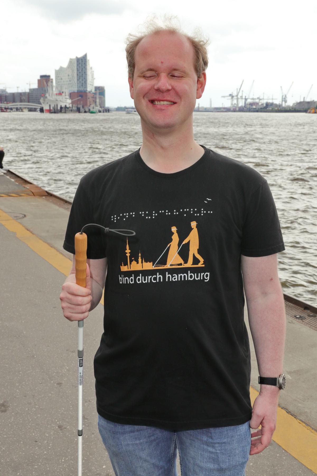 Über Blind-durch-Hamburg - Portrait vor Elbphilharmonie