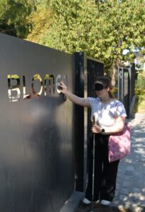 Eine Teilnehmerin ertastet ein Eingangstor des Parks | Bild Copyright Blind durch Hamburg